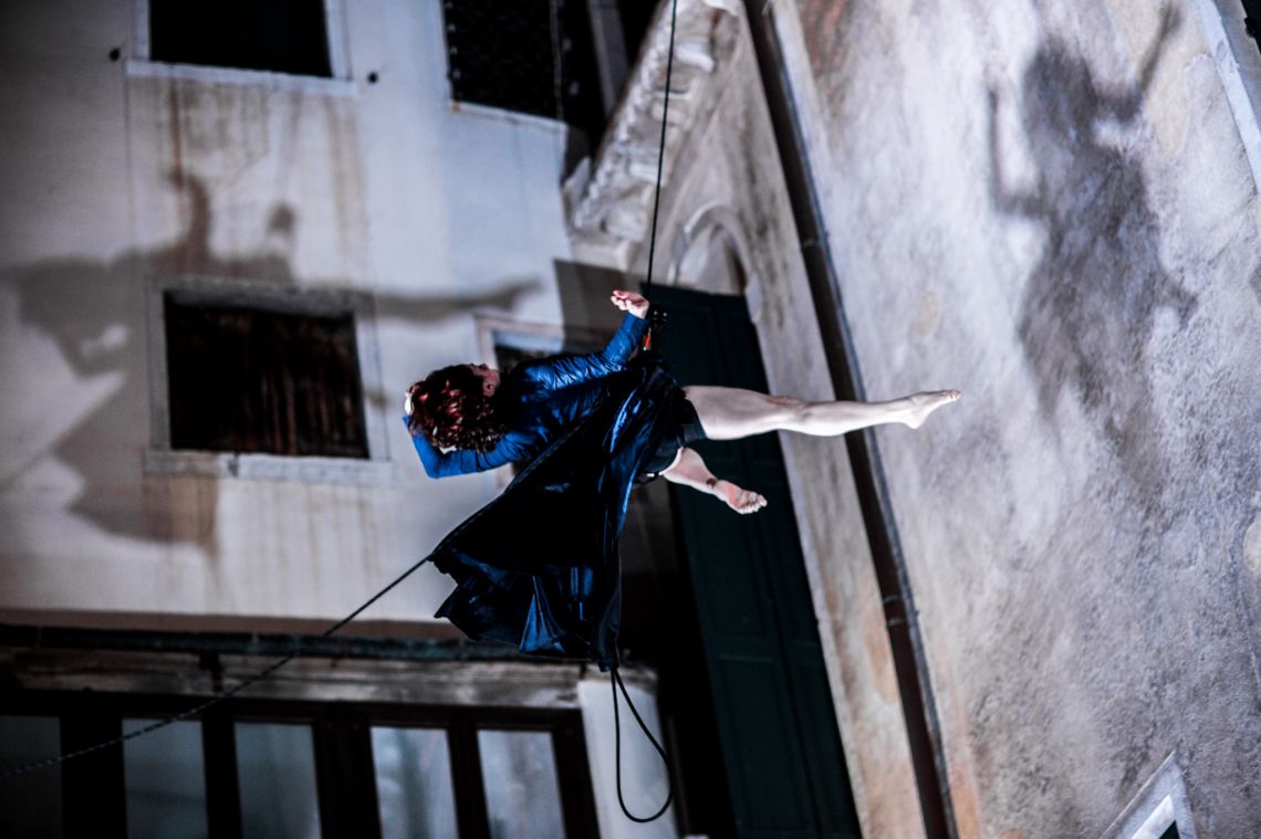 Wanda Moretti | Il Posto, FAR VUOTO (2012), live performance on the facade of Palazzo Bembo at the VENICE INTERNATIONAL PERFORMANCE ART WEEK 2012. Image © Monika Sobzcak.