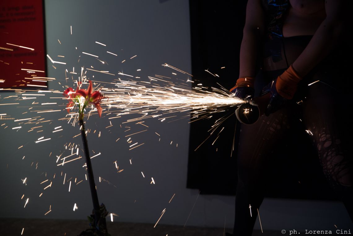 Giorgia De Santi. Durational performance at the ART WEEK | FRINGE of the III Venice International Performance Art Week 2016. Image © Lorenza Cini.