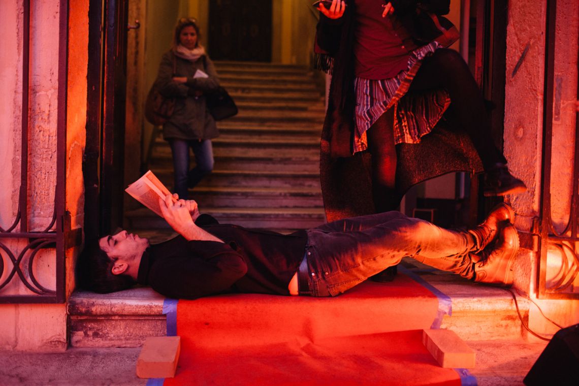 Giovanni Barbera. Durational performance at the ART WEEK | FRINGE of the III Venice International Performance Art Week 2016. Image © Caterina Ragg.