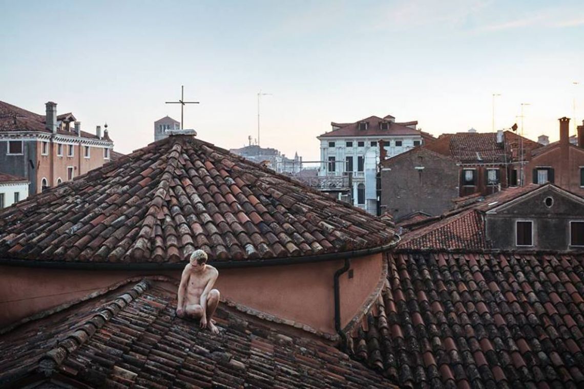 Jin Bells. Durational performance at the ART WEEK | FRINGE of the III Venice International Performance Art Week 2016. Image © Guido Mencari.