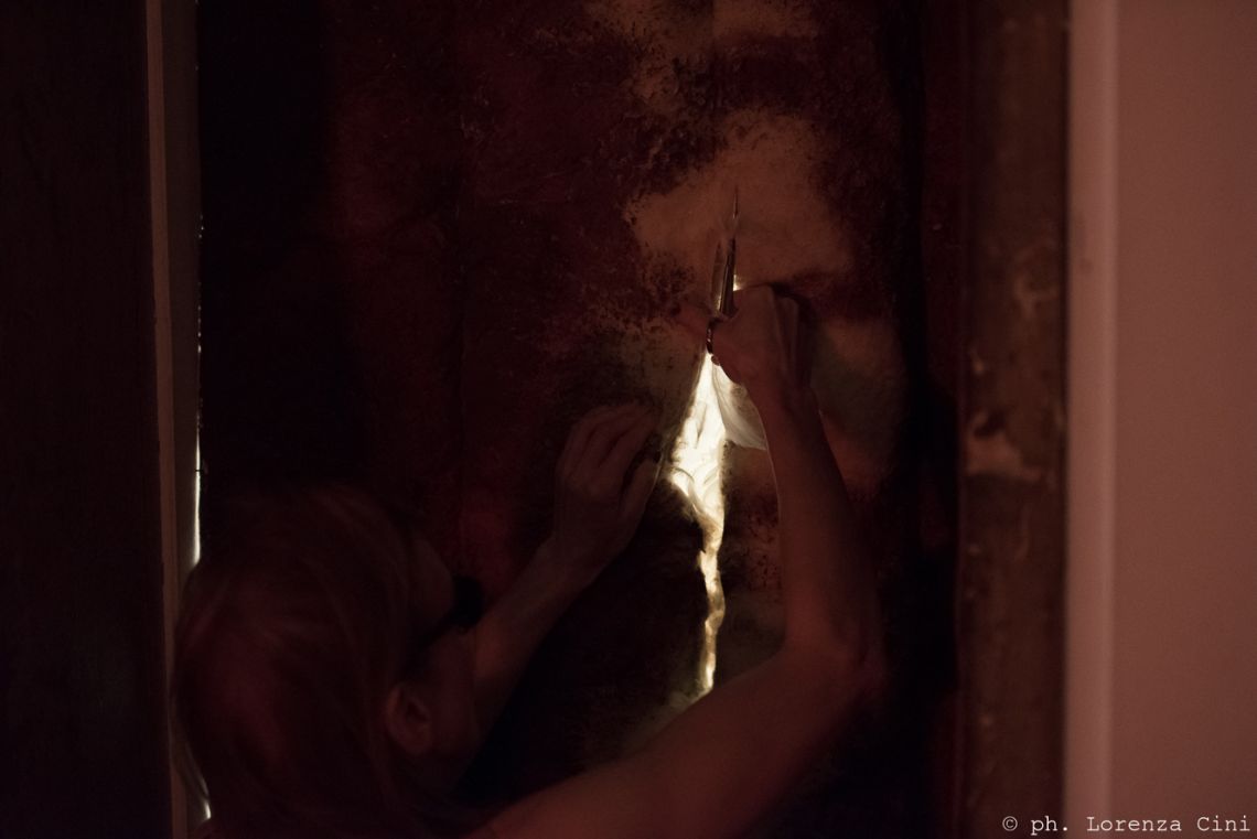 Keike Twisselmann. Durational performance at the ART WEEK | FRINGE of the III Venice International Performance Art Week 2016. Image © Lorenza Cini.