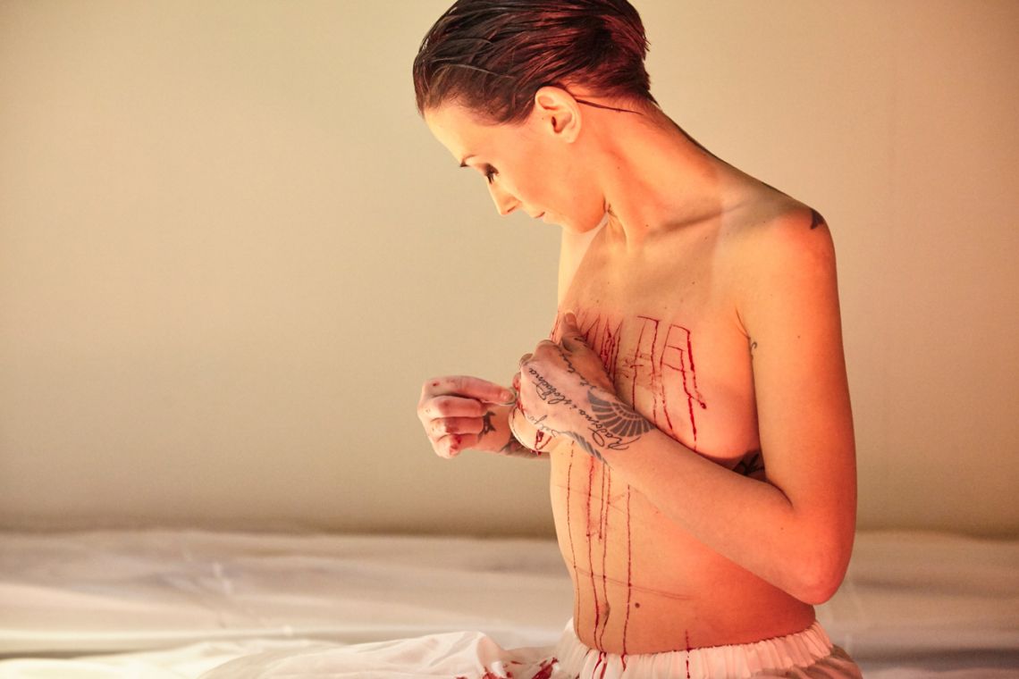 Ivana Ranisavljevic, I Love You. I'm Sorry. Please Forgive Me. Thank You. Durational performance at the III Venice International Performance Art Week 2016. Image © Claudia Popovici.