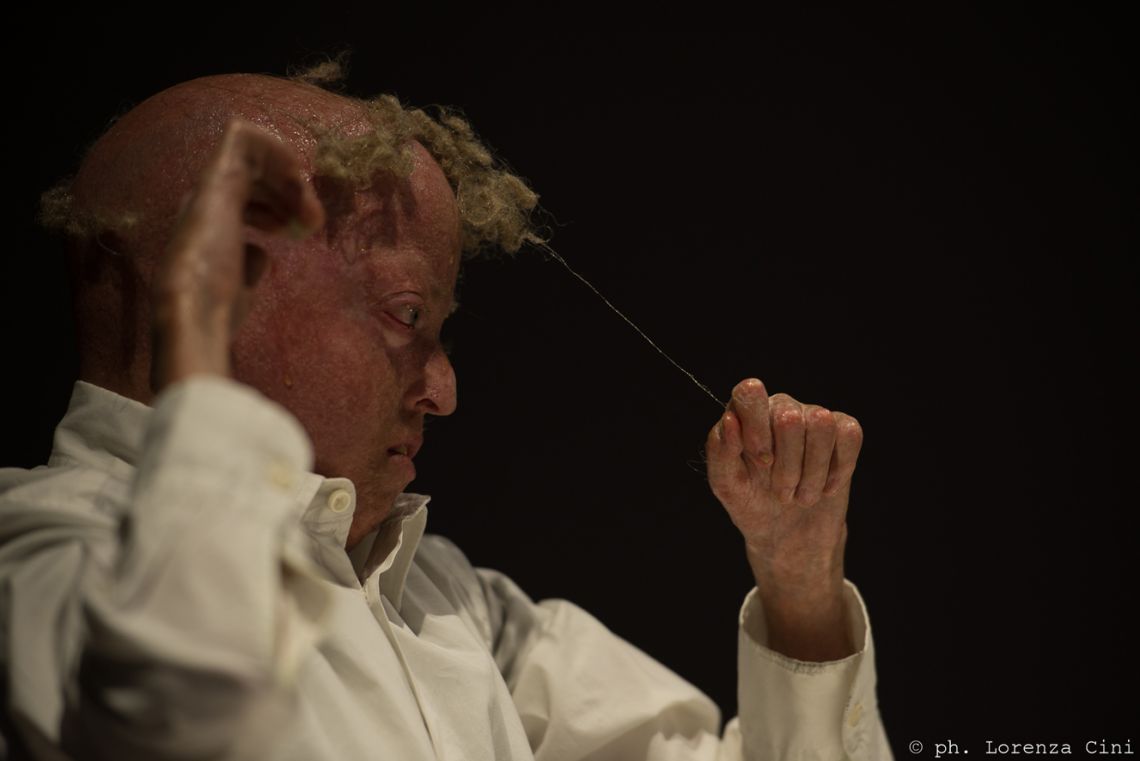 Nicola Fornoni, Diventa cio' che sei (A mia madre). Durational performance of 2 days at the III Venice International Performance Art Week 2016. Image © Lorenza Cini